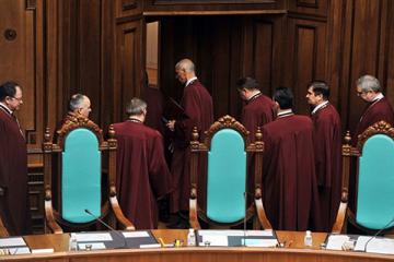 Когда премьер-министр не указ: Конституционный суд Украины по-прежнему рассматривает закон о лютсрации