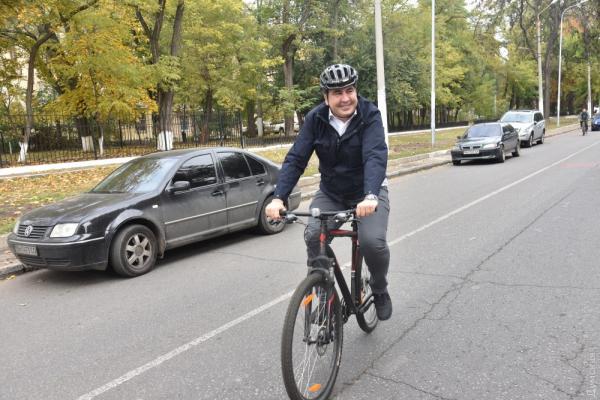 Одесский губернатор приехал на выборы на велосипеде (ФОТО)