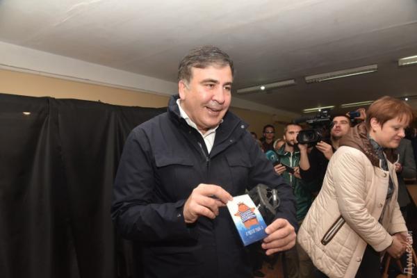 Одесский губернатор приехал на выборы на велосипеде (ФОТО)