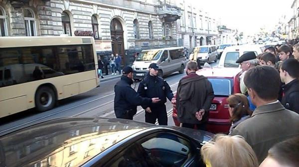 Во Львове жестоко наказали водителя, припарковавшегося на трамвайных путях (ФОТО)