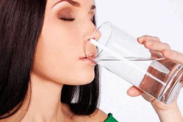 Ученый рассказал, к чему может привести чрезмерное употребление воды