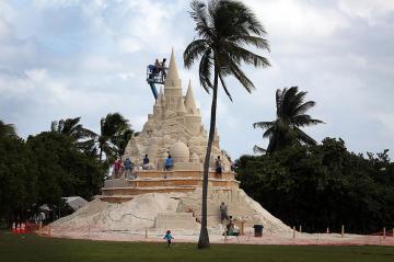 В Майами построили гигантский замок из песка (ФОТО)