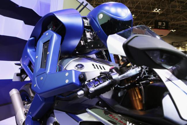 В Токио представили робота-гонщика (ВИДЕО) 
