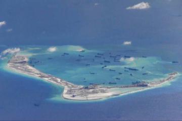 Американский эсминец прошел вблизи китайских искусственных островов