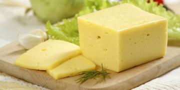 Употребление сыра поможет защитить зубы
