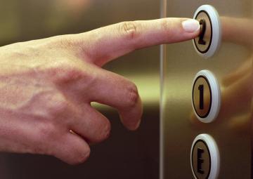 Как оказать первую помощь тем, кто застрял в лифте (ВИДЕО)