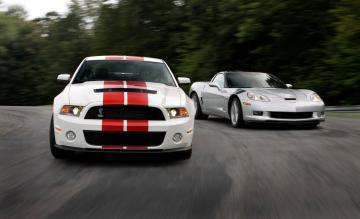 Битва культовых спорткаров: в очном противостоянии сошлись Ford Mustang и Chevrolet Corvette (ВИДЕО)