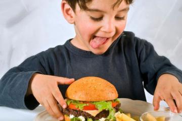 Диетологи выяснили, какая еда больше всего вредит здоровью детей