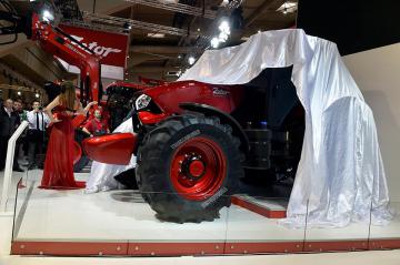 Известная дизайнерская фирма представила самый гламурный трактор в мире (ФОТО)