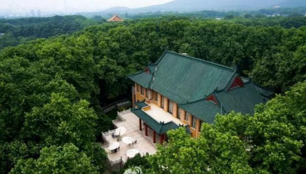 Удивительный Китай: дворец-ожерелье в пригороде Нанкина (ФОТО)