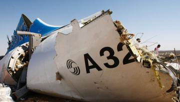Обломки авиалайнера A321 перевозят в Каир