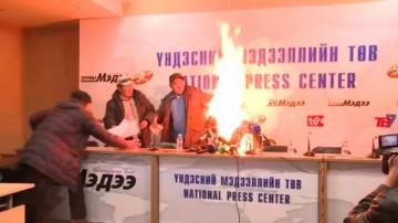 Глава профсоюза в Монголии устроил самосожжение перед журналистами (ВИДЕО)