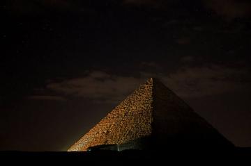 Египетские пирамиды покрасили в цвета флагов Ливана, Франции и России (ФОТО)