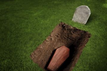 В Польше неизвестные похищают из могил покойников