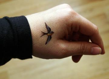 Размер не имеет значения: 10 дизайнов мини-татуировок (ФОТО)
