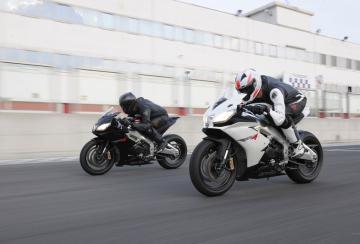 Лихие мотоциклисты устроили гонки в потоке автомобилей (ВИДЕО)