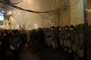 Активисты устроили беспорядки во время штурма офиса Ахметова