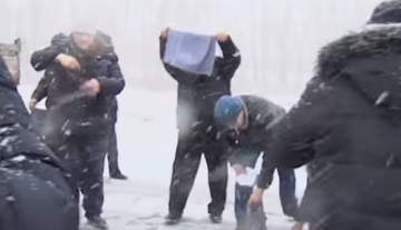 Новосибирские дальнобойщики "сняли последние трусы", протестуя против «Платона»