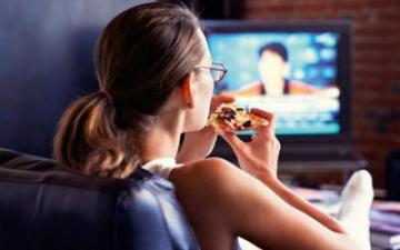 Ученые доказали вред приема пищи перед телевизором