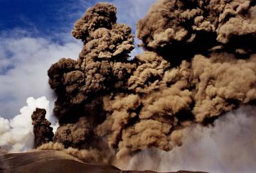 Извержение вулкана Этна в Италии (ВИДЕО)