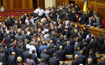 В стенах Верховной Рады подрались представители партий президента и премьер-министра Украины (ВИДЕО)
