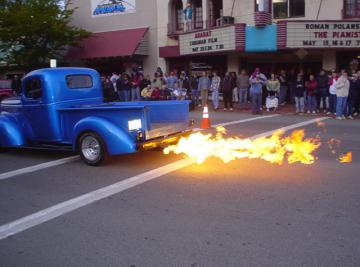 10 автомобилей, которые буквально дышат огнём (ВИДЕО)