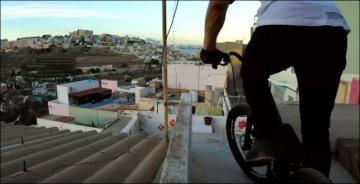 Головокружительная поездка на велосипеде по крышам города (ВИДЕО)