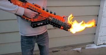 Геймер собрал огнемет из конструктора LEGO (ВИДЕО)