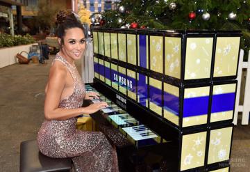 Майлин Класс сыграла на пианино из 100 планшетов Samsung (ФОТО)