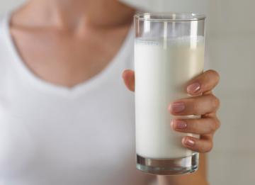 Молоко перед сном поможет справиться с бессонницей