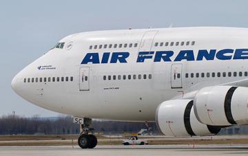 В самолете французской авиакомпании нашли предмет, похожий на бомбу