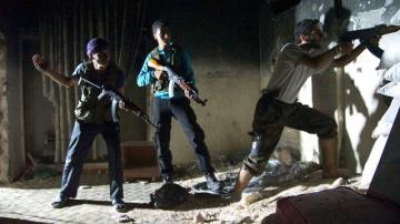 Боевики ИГ используют заложников в качестве живого щита (ВИДЕО)