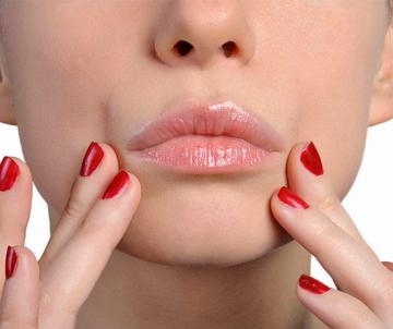 Почему трескаются губы: 7 причин возникновения недуга