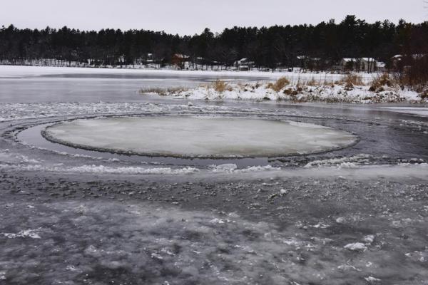Необычный ледяной круг на озере в США (ФОТО)