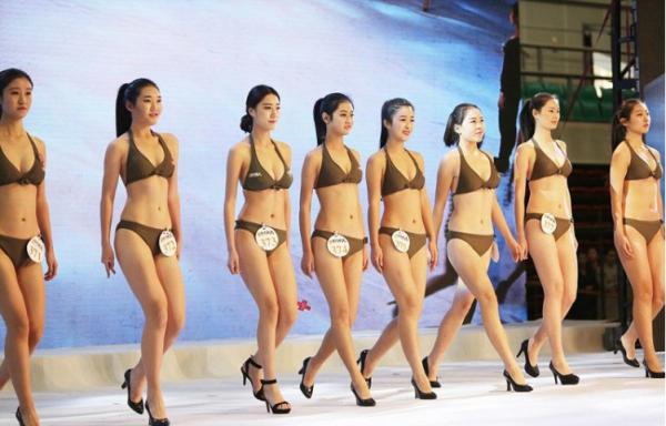 Кастинг на должность стюардессы в Китае превратился в конкурс красоты (ФОТО)