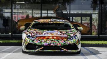 Один из наиболее знаменитых художников современности раскрасил суперкар от Lamborghini (ФОТО)