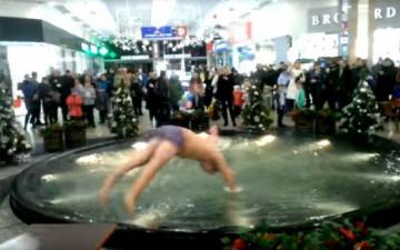 В торговом центре Киева мужчины в трусах искупались в фонтане (ВИДЕО)