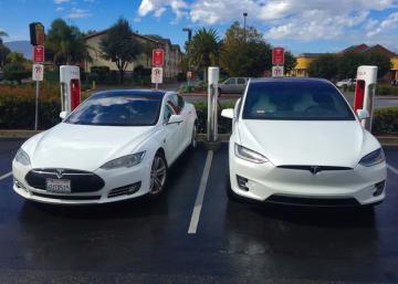 Компания Tesla научила свои автомобили подъезжать к хозяину (ВИДЕО)