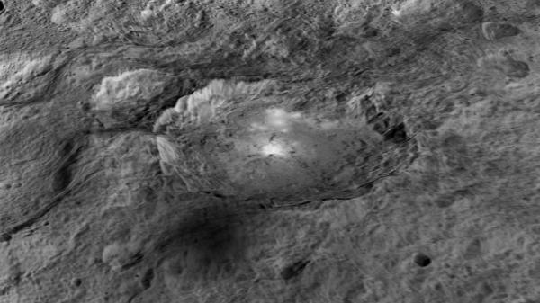 NASA опубликовало детальные снимки кратеров Цереры (ФОТО)