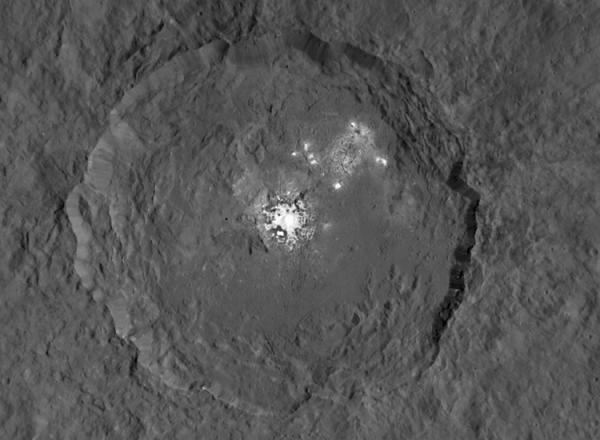 NASA опубликовало детальные снимки кратеров Цереры (ФОТО)