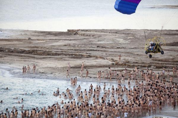 В защиту Мертвого моря. Голый флешмоб в Израиле (ФОТО)