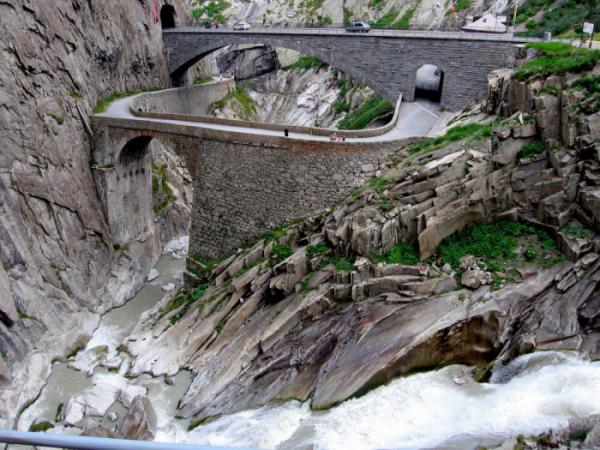 Уникальный мост дьявола в Альпах (ФОТО)