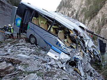 В Перу пассажирский автобус сорвался в ущелье