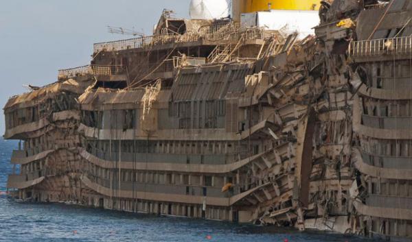 Затонувший лайнер Costa Concordia превратился в корабль-призрак (ФОТО)