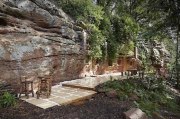 Быть ближе к природе:  уютный дом в настоящей пещере (ФОТО)