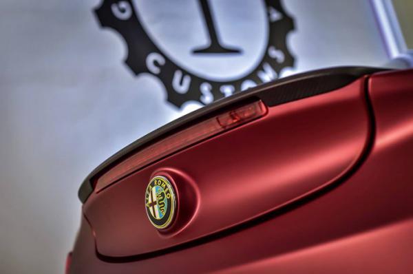 Образец стиля и элегантности:  в Италии показали новый спортивный автомобиль Alfa Romeo (ФОТО)