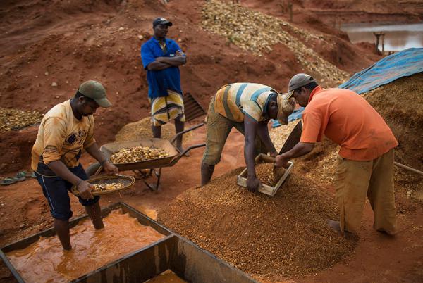 Тяжелый труд: как работают добытчики алмазов из Бразилии (ФОТО)
