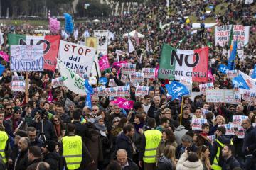 Римляне протестуют против однополых браков (ФОТО)