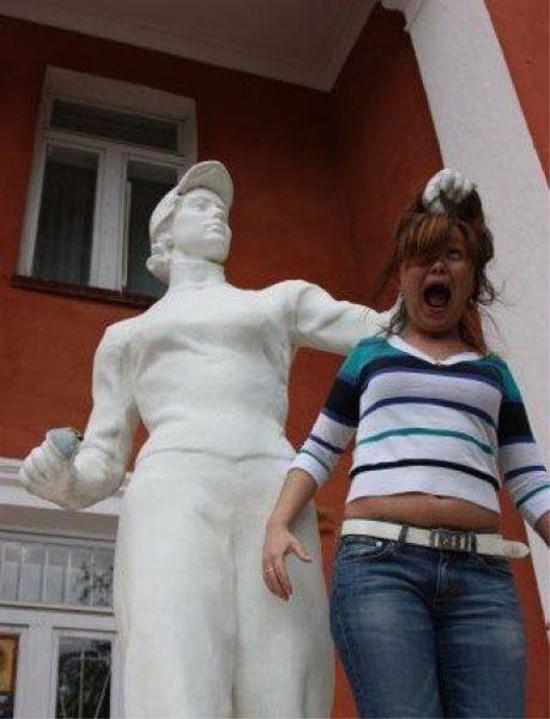 20 забавных фотоснимков со статуями (ФОТО)
