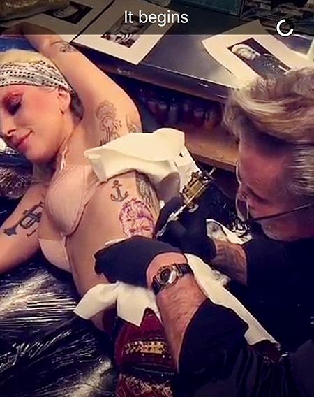 Леди Гага посвятила новую татуировку Дэвиду Боуи (ФОТО)